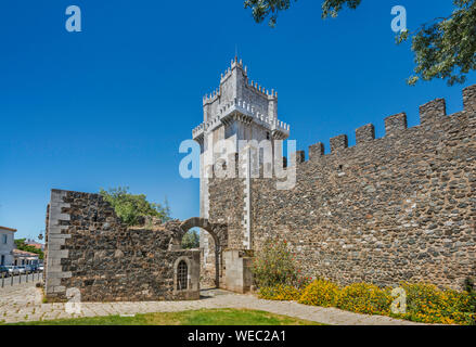 Torre de Menagem, style manuélin tour et remparts à Castelo de Beja, château du 14ème siècle dans la ville de Beja, Baixo Alentejo, Portugal Banque D'Images