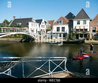 Turfmarkt et Pont sur canal dans le centre de dokkum en Frise Banque D'Images