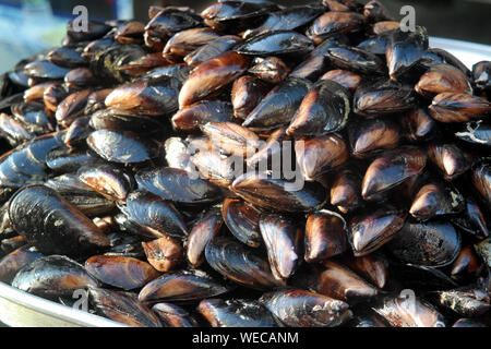 Moules farcies de style turc et citrons (midye dolma) Banque D'Images