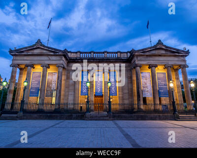 En dehors de la Scottish National Gallery le 30 juillet 2017 à Édimbourg en Écosse. La Scottish National Gallery est un centre important de l'art européen. Banque D'Images