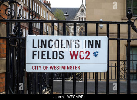 Plaque de rue de Lincoln's Inn Fields, la plus grande place publique à Londres, en Angleterre, situé en face du Lincoln's Inn et l'Inns of Court Banque D'Images