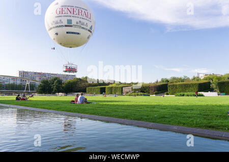 Paris Parc André-citroën - Les gens qui suivent le débarquement de l'Paris ballon dans le parc André Citroën, dans le 15ème arrondissement. La France, l'Europe. Banque D'Images