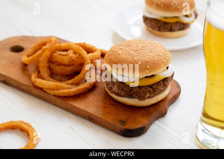 Des limaces Mississippi Burger avec des oignons et un verre de bière froide, vue de côté. Close-up. Banque D'Images