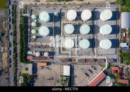 Vue aérienne de l'industrie chimique de réservoir de stockage et un camion-citerne dans wailting dans l'industrie de l'huile pour transférer à la station de gaz. Banque D'Images