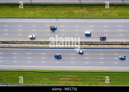 Vue aérienne du transport moderne avec Expressway route route vue d'en haut. L'importante infrastructure. Banque D'Images