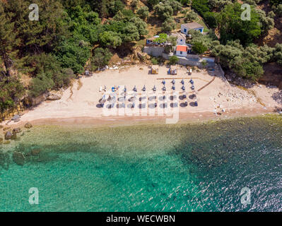 Vue aérienne de Arsanas beach, petite plage et sauvages dans le nord-est de l'île de Thassos, Grèce Banque D'Images