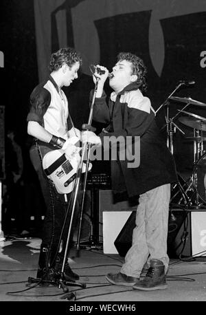 Ian Dury sur scène avec Joe Strummer des Clash au Palladium de New York, le 7 mars 1980 Banque D'Images