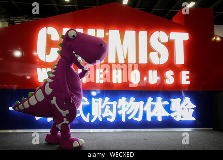 (190830) -- SYDNEY, 30 août 2019 (Xinhua) -- une mascotte passe devant un stand d'exposition lors de l'E-Commerce Alibaba Expo à Sydney, Australie, 30 août 2019. L'E-Commerce Alibaba Expo a commencé à Sydney le vendredi, de l'administration d'Australian and New Zealand brands l'occasion d'accéder à la base de clients en ligne toujours croissante. (Xinhua/Bai Xuefei) Banque D'Images