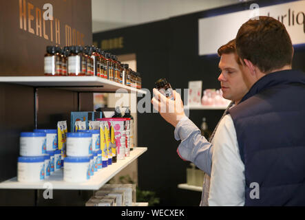 (190830) -- SYDNEY, 30 août 2019 (Xinhua) -- Les gens visitent l'Expo E-Commerce Alibaba à Sydney, Australie, 30 août 2019. L'E-Commerce Alibaba Expo a commencé à Sydney le vendredi, de l'administration d'Australian and New Zealand brands l'occasion d'accéder à la base de clients en ligne toujours croissante. (Xinhua/Bai Xuefei) Banque D'Images