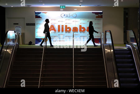 (190830) -- SYDNEY, 30 août 2019 (Xinhua) -- Les visiteurs passent devant le panneau d'Alibaba Alibaba pendant l'E-Commerce Expo à Sydney, Australie, 30 août 2019. L'E-Commerce Alibaba Expo a commencé à Sydney le vendredi, de l'administration d'Australian and New Zealand brands l'occasion d'accéder à la base de clients en ligne toujours croissante. (Xinhua/Bai Xuefei) Banque D'Images