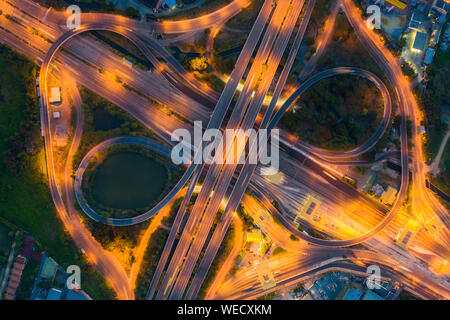 Vue aérienne au-dessus de l'autoroute achalandée carrefours routiers à jour. L'intersection de la route de l'Est du passage supérieur de l'autoroute périphérique extérieur de Bangkok. Banque D'Images