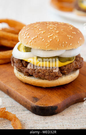 Des limaces Mississippi Burger avec des oignons sur une planche de bois rustique, vue de côté. Close-up. Banque D'Images