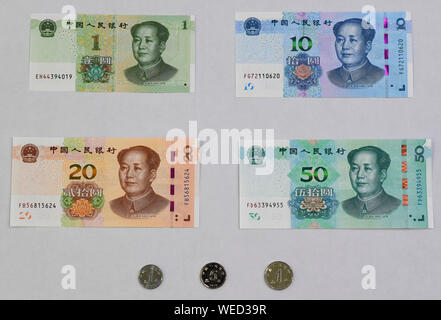 (190830) -- BEIJING, 30 août 2019 (Xinhua) -- Photo prise le 30 août 2019 présente un ensemble des billets et des pièces incluses dans l'édition 2019 de la cinquième série du renminbi. Une nouvelle édition de la cinquième série de la monnaie chinoise, le renminbi ou le yuan, a été officiellement lancé vendredi avec des couleurs plus claires et plus sophistiquées caractéristiques anticontrefaçon. La cinquième série de renminbi a été introduit en 1999. (Xinhua/Chen Yehua) Banque D'Images