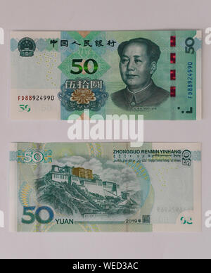 (190830) -- BEIJING, 30 août 2019 (Xinhua) -- Photo prise le 30 août 2019 montre l'avers (haut) et inverse (bas) d'un billet de 50 yuans dans l'édition 2019 de la cinquième série du renminbi. Une nouvelle édition de la cinquième série de la monnaie chinoise, le renminbi ou le yuan, a été officiellement lancé vendredi avec des couleurs plus claires et plus sophistiquées caractéristiques anticontrefaçon. La cinquième série de renminbi a été introduit en 1999. (Xinhua/Chen Yehua) Banque D'Images