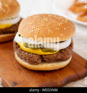 Des limaces Mississippi Burger avec des oignons sur une planche de bois rustique, vue de côté. Libre. Banque D'Images