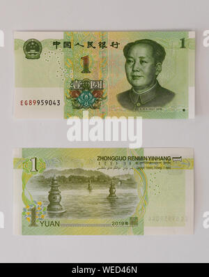 (190830) -- BEIJING, 30 août 2019 (Xinhua) -- Photo prise le 30 août 2019 montre l'avers (haut) et inverse (bas) d'un billet de 2019 yuan dans l'édition de la cinquième série du renminbi. Une nouvelle édition de la cinquième série de la monnaie chinoise, le renminbi ou le yuan, a été officiellement lancé vendredi avec des couleurs plus claires et plus sophistiquées caractéristiques anticontrefaçon. La cinquième série de renminbi a été introduit en 1999. (Xinhua/Chen Yehua) Banque D'Images