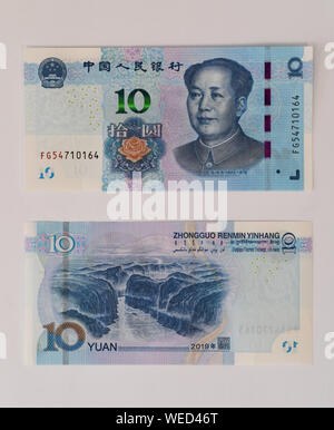 (190830) -- BEIJING, 30 août 2019 (Xinhua) -- Photo prise le 30 août 2019 montre l'avers (haut) et inverse (bas) d'un billet de 10 yuans à l'édition 2019 de la cinquième série du renminbi. Une nouvelle édition de la cinquième série de la monnaie chinoise, le renminbi ou le yuan, a été officiellement lancé vendredi avec des couleurs plus claires et plus sophistiquées caractéristiques anticontrefaçon. La cinquième série de renminbi a été introduit en 1999. (Xinhua/Chen Yehua) Banque D'Images