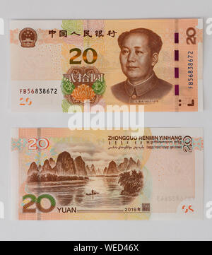 (190830) -- BEIJING, 30 août 2019 (Xinhua) -- Photo prise le 30 août 2019 montre l'avers (haut) et inverse (bas) d'un billet de 20 yuans dans l'édition 2019 de la cinquième série du renminbi. Une nouvelle édition de la cinquième série de la monnaie chinoise, le renminbi ou le yuan, a été officiellement lancé vendredi avec des couleurs plus claires et plus sophistiquées caractéristiques anticontrefaçon. La cinquième série de renminbi a été introduit en 1999. (Xinhua/Chen Yehua) Banque D'Images