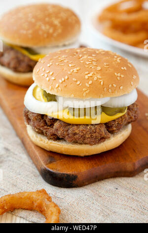 Des limaces Mississippi Burger avec des oignons sur une planche de bois rustique, vue de côté. Libre. Banque D'Images