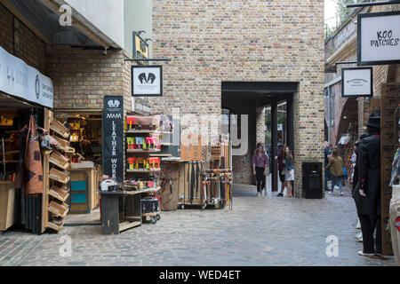 Équitation ; Marché de Camden Town, Londres, Angleterre, Royaume-Uni Banque D'Images