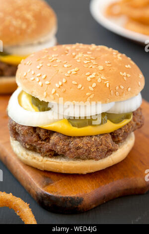 Des limaces Mississippi hamburgers avec des oignons sur une planche de bois rustique, vue de côté. Close-up. Banque D'Images