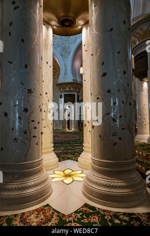 ABU DHABI, eau, Mar 22, 2018 : les colonnes internes de la mosquée cheikh Zayed Banque D'Images