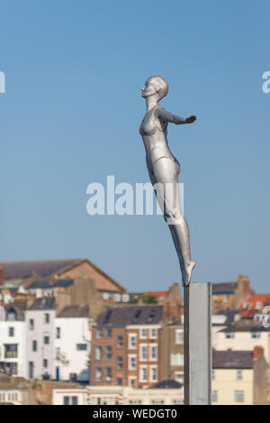 Belle plongée argent statue sur la fin de le mur du port, South Bay, Scarborough, North Yorkshire, UK Banque D'Images