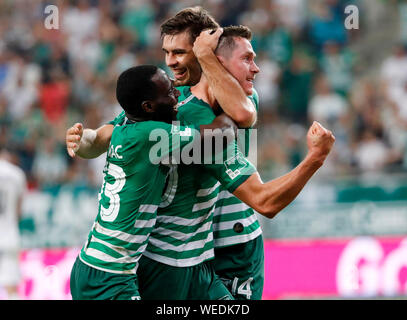 BUDAPEST, HONGRIE - le 29 août : (r-l) Nikolai Signevich Ferencvarosi TC de célèbre son but avec Ihor Kharatin Ferencvarosi Tokmac de TC et Chol Nanai de Ferencvarosi TC au cours de l'UEFA Europa League Play-off deuxième match de jambe entre Ferencvarosi TC et FK Suduva à Ferencvaros Stadium le 29 août 2019 à Budapest, Hongrie. Banque D'Images