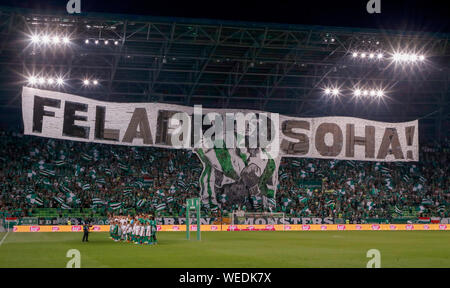 BUDAPEST, HONGRIE - le 29 août : Ultras de Ferencvarosi TC soulever une bannière avec le texte "N'abandonnez jamais !' avant l'UEFA Europa League Play-off deuxième match de jambe entre Ferencvarosi TC et FK Suduva à Ferencvaros Stadium le 29 août 2019 à Budapest, Hongrie. Banque D'Images