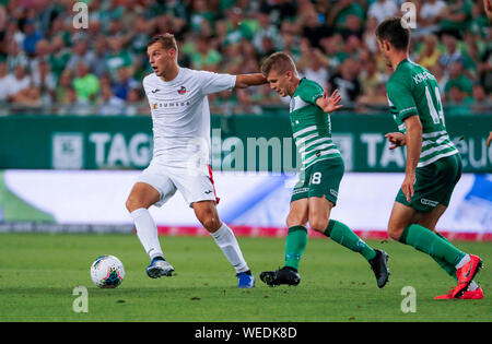 BUDAPEST, HONGRIE - le 29 août : (l-r) Giedrius Matulevicius de FK Suduva quitte David Siger de Ferencvarosi TC et Ihor Kharatin Ferencvarosi TC de derrière au cours de l'UEFA Europa League Play-off deuxième match de jambe entre Ferencvarosi TC et FK Suduva à Ferencvaros Stadium le 29 août 2019 à Budapest, Hongrie. Banque D'Images