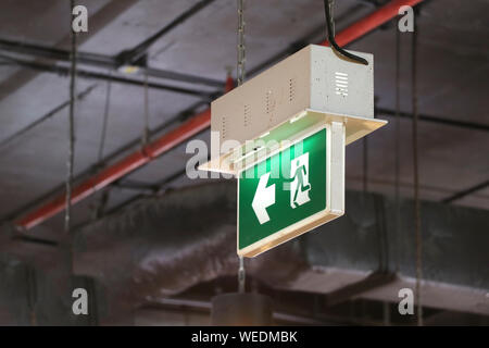 Fire exit sign sur le dessus de l'immeuble. Sortie de secours signe indiquant route sûre. Banque D'Images