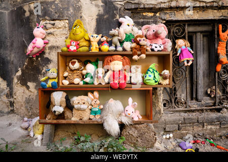 Sélection partielle de la collecte de l'abandon des animaux en peluche dans la cour de jouets perdus, à Lviv en Ukraine. 21 août, 2019. Banque D'Images