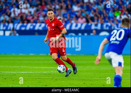 24 augustus 2019 Gelsenkirchen, Allemagne Soccer Schalke 04 v Bayern Munchen 24-08-2019: Voetbal: Schalke 04 v Bayer Munchen: Gelsenkirchen L-R FC Bayern Munchen joueur Niklas Sule Banque D'Images