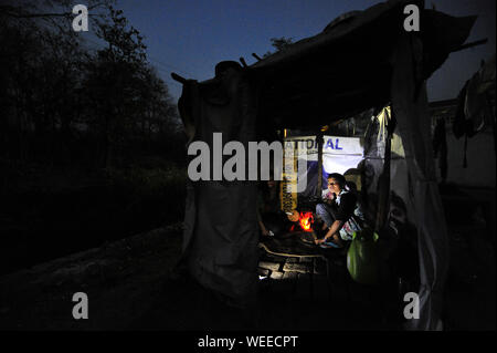 La cuisine indienne dans une cuisine improvisée à Corbett Jungle, Kaladhungi, Uttarakhand, Inde Banque D'Images