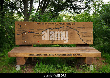 Sur le banc de Monmouthshire et Brecon Canal montrant la route du canal. Banque D'Images