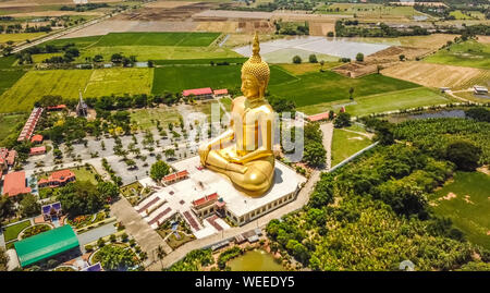 Wat Muang vue aérienne, plus grande statue de Bouddha en Thaïlande Banque D'Images