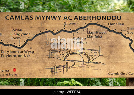 Sur le banc de Monmouthshire et Brecon Canal montrant la route du canal. Banque D'Images