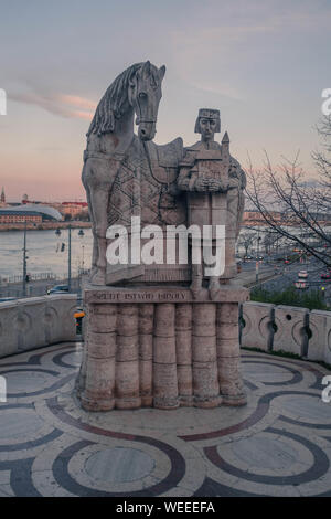 Une statue de saint Étienne en face de l'église de caverne. Banque D'Images