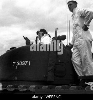 Winston Churchill dans la tourelle du char de bataille lourd qui portait son nom. 22 juillet 1941 Banque D'Images