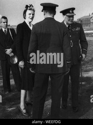 Winston Churchill en visite au 615 e Escadron avec son épouse et son secrétaire privé, Jock Colville. 25 septembre 1941 Banque D'Images