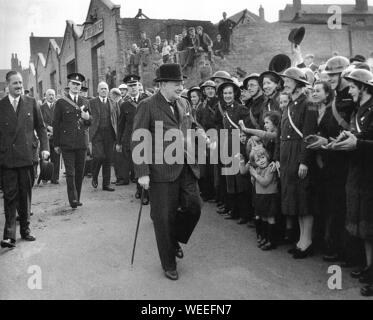 Winston Churchill visite des villes endommagées par la bombe. Ici, il visite Birmingham. Septembre 1941 Banque D'Images