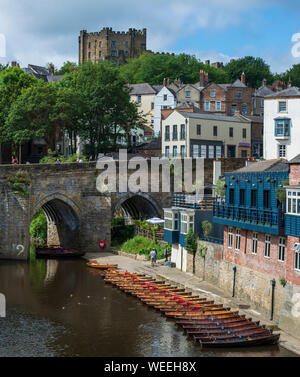 Sur l'usure de la rivière dans la ville de Durham location bateau accessible au Brown Barques au-dessous du pont Elvet boathouse donjon de château de Durham. Banque D'Images