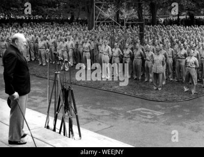 Winston Churchill s'adresse aux cadets militaires de l'Université Harvard . 6 septembre 1943 Banque D'Images