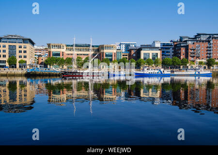 Un grand voilier amarré sur le fleuve à Gateshead Quayside le yacht est TS un royaliste et la formation des cadets de la Brigue phare Banque D'Images