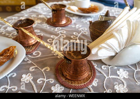 Les Tatars de café traditionnel et de bonbons Banque D'Images