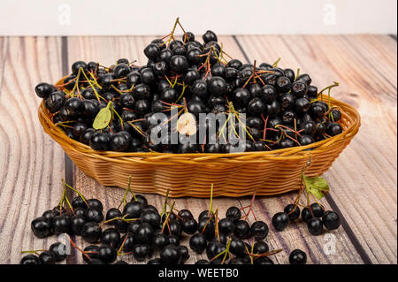 Aronia mûres bleuets dans un panier en osier sur la table. Banque D'Images