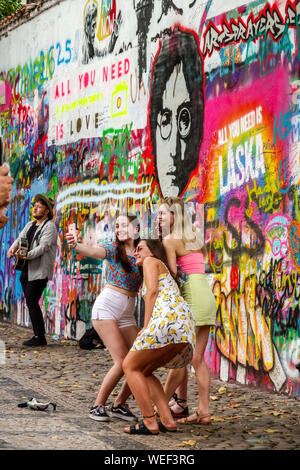 Les gens, trois femmes prenant selfie devant le mur de John Lennon Prague République tchèque Banque D'Images