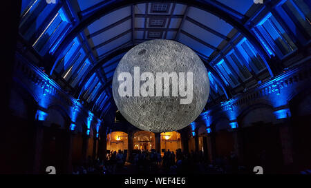 Lune modèle pour le 50e anniversaire de la première mission habitée à la terre sur la Lune, le 20 juillet 1969 - Musée d'Histoire Naturelle de Londres. . Sept metr Banque D'Images