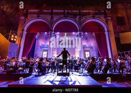 Florence, Italie. 29 août 2019. La deuxième nuit de la nouvelle génération Festival - jeune virtuose Giuseppe Guarrera effectue la magnifique Beethoven Concerto pour piano no. 4 sous la direction de Maestro Maximilian fane. La Symphonie no 2 de Schumann a suivi un long intervalle de coin et de jazz dans les jardins. Et la musique a continué avec le traditionnel concert de minuit à l'église d'Ognissanti donné par le Quartetto Werther effectuant du Schumann Quatuor avec piano en mi bémol majeur. Banque D'Images