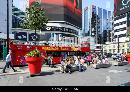 Bus de tourisme à Toronto, Ontario, Canada, Amérique du Nord, rue Yonge et Dundas Square, Centre Eaton, Centre de Convention, bus de tourisme, tourisme, Banque D'Images